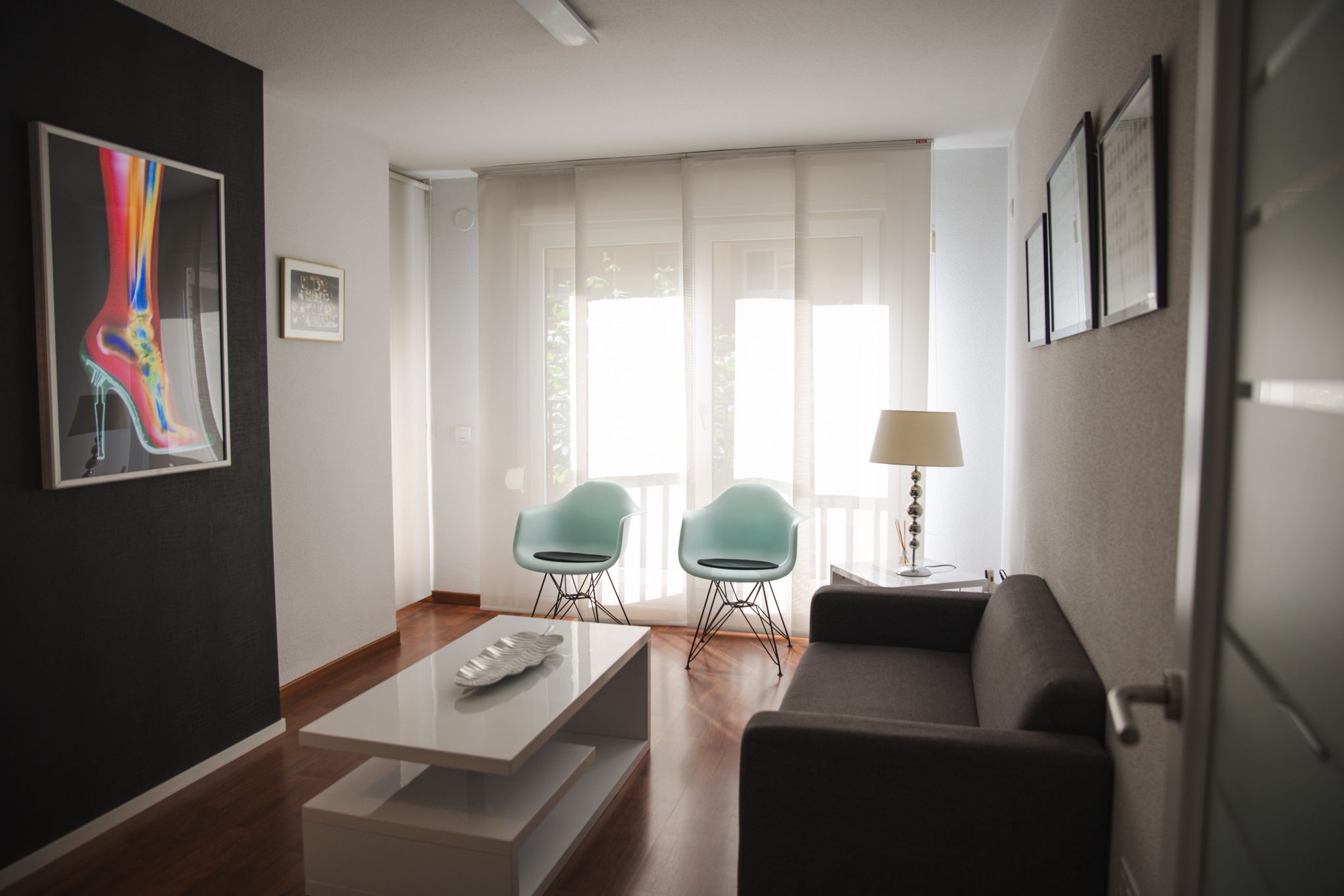 Otra vista de la sala de espera de la clínica